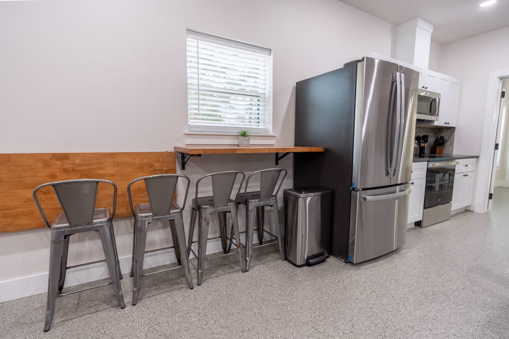 The Picklebarn ETX Airbnb kitchen bar area