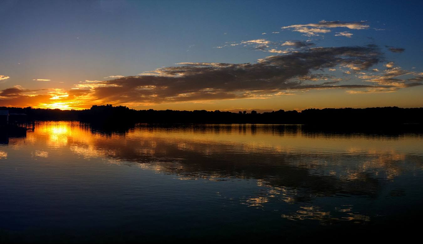 Beautiful sunset on Lake Palestine